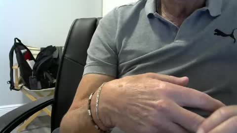 Snapshot of ossibottom chatting on October 26, 9:06 pm Ossi online show from October 26, 9:06 pm