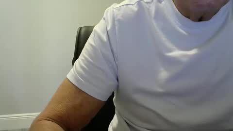 Snapshot of ossibottom chatting on October 18, 9:42 pm Ossi online show from October 18, 9:42 pm