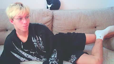 Snapshot of ostin_meoww chatting on December 11, 9:10 am Ostin online show from December 11, 9:10 am