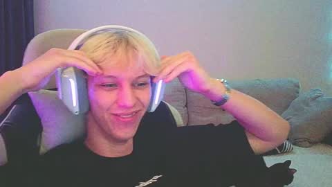 Snapshot of ostin_meoww chatting on December 19, 3:41 pm Ostin online show from December 19, 3:41 pm