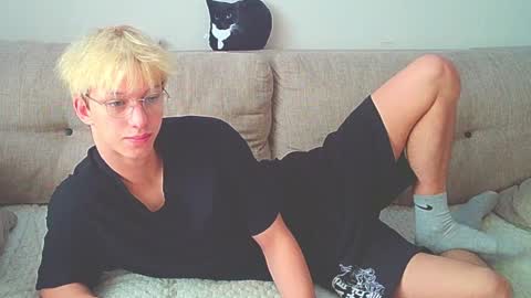 Snapshot of ostin_meoww chatting on December 15, 8:19 am Ostin online show from December 15, 8:19 am