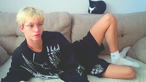 Snapshot of ostin_meoww chatting on December 10, 8:30 am Ostin online show from December 10, 8:30 am