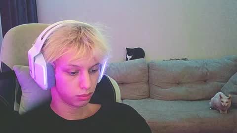 Snapshot of ostin_meoww chatting on December 22, 5:53 pm Ostin online show from December 22, 5:53 pm
