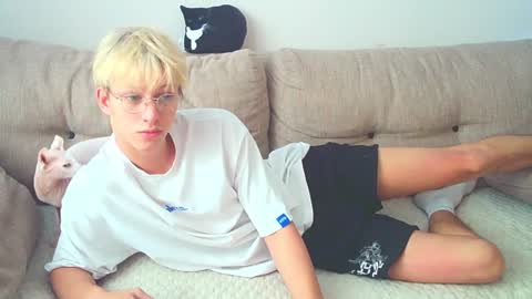 Snapshot of ostin_meoww chatting on December 6, 7:21 am Ostin online show from December 6, 7:21 am