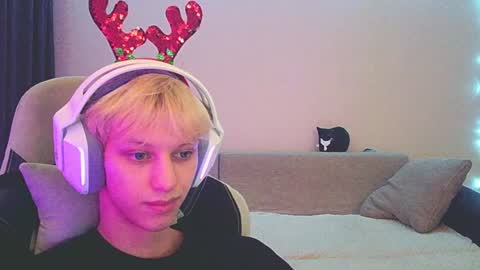 Snapshot of ostin_meoww chatting on December 18, 12:40 pm Ostin online show from December 18, 12:40 pm
