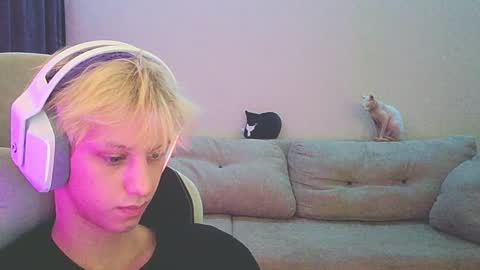 Snapshot of ostin_meoww chatting on December 23, 6:16 pm Ostin online show from December 23, 6:16 pm