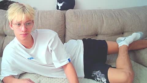Snapshot of ostin_meoww chatting on December 7, 7:49 am Ostin online show from December 7, 7:49 am