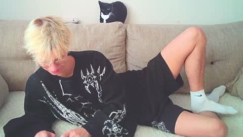 Snapshot of ostin_meoww chatting on December 16, 8:41 am Ostin online show from December 16, 8:41 am