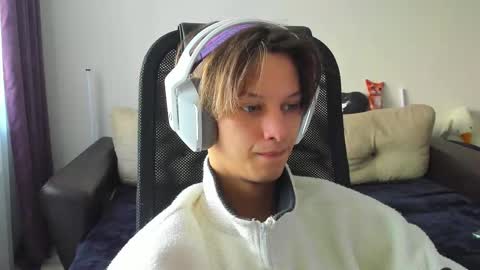 Snapshot of ostin_meoww chatting on October 3, 8:19 am Ostin online show from October 3, 8:19 am