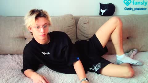 Snapshot of ostin_meoww chatting on February 22, 7:45 am Ostin online show from February 22, 7:45 am