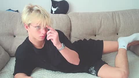 Snapshot of ostin_meoww chatting on December 26, 7:56 am Ostin online show from December 26, 7:56 am