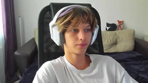 Snapshot of ostin_meoww chatting on October 10, 8:41 am Ostin online show from October 10, 8:41 am