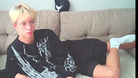 Snapshot of ostin_meoww chatting on December 9, 8:22 am Ostin online show from December 9, 8:22 am