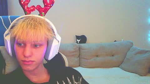 Snapshot of ostin_meoww chatting on December 13, 1:12 pm Ostin online show from December 13, 1:12 pm