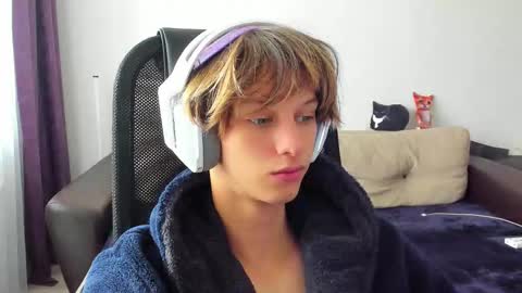 Snapshot of ostin_meoww chatting on October 13, 7:36 am Ostin online show from October 13, 7:36 am