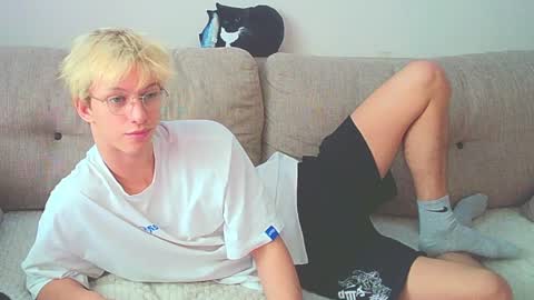Snapshot of ostin_meoww chatting on December 28, 8:05 am Ostin online show from December 28, 8:05 am