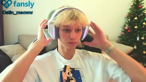 Snapshot of ostin_meoww chatting on January 9, 8:34 am Ostin online show from January 9, 8:34 am