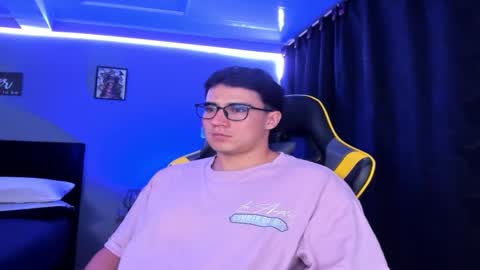 Snapshot of owengray2_ chatting on October 12, 10:59 pm Owen online show from October 12, 10:59 pm