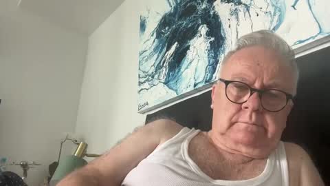 ozhairybearxxxx online show from January 3, 3:27 am