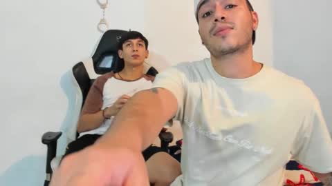 Snapshot of p_jhon chatting on February 23, 2:03 am P online show from February 23, 2:03 am