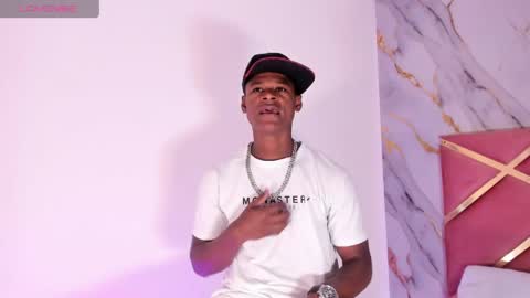 Luis And Luisa online show from April 2, 7:11 pm