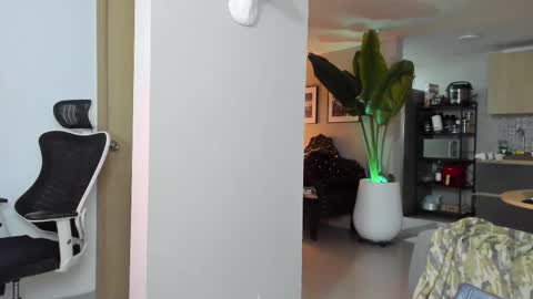 Snapshot of paul_reyborg chatting on October 31, 1:40 am Paul online show from October 31, 1:40 am