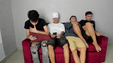 Snapshot of pelusos_mens chatting on December 14, 9:02 pm CAIN-19 ALLEN-18 RONALD-18 AUSTIN-18 MOD DANTE online show from December 14, 9:02 pm
