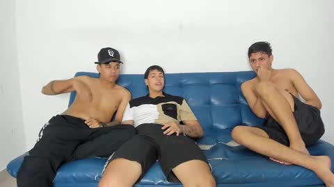Snapshot of pelusos_mens chatting on December 5, 6:54 am CAIN-19 ALLEN-18 RONALD-18 AUSTIN-18 MOD DANTE online show from December 5, 6:54 am