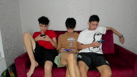 Snapshot of pelusos_mens chatting on December 27, 8:50 pm CAIN-19 ALLEN-18 RONALD-18 AUSTIN-18 MOD DANTE online show from December 27, 8:50 pm