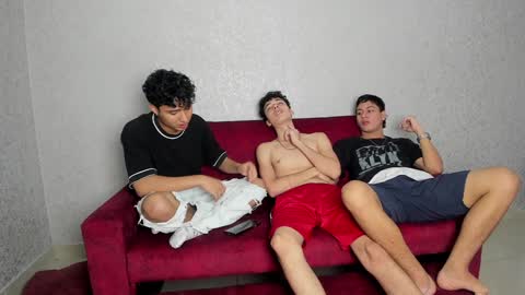 Snapshot of pelusos_mens chatting on January 8, 8:50 pm CAIN-19 ALLEN-18 RONALD-18 AUSTIN-18 MOD DANTE online show from January 8, 8:50 pm