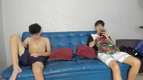 Snapshot of pelusos_mens chatting on December 9, 8:29 pm CAIN-19 ALLEN-18 RONALD-18 AUSTIN-18 MOD DANTE online show from December 9, 8:29 pm