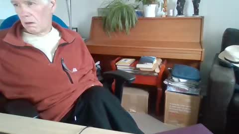 Snapshot of petitwilly chatting on February 19, 10:12 am petitwilly online show from February 19, 10:12 am