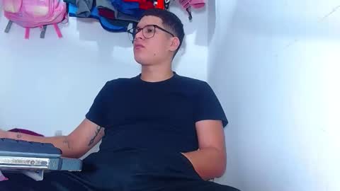 Snapshot of phoenixgnz08 chatting on September 27, 1:42 pm AdnierGnz online show from September 27, 1:42 pm