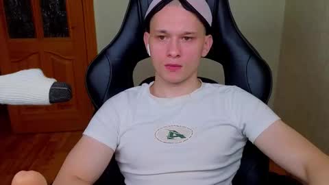 Snapshot of pistonpojizni chatting on December 31, 2:08 am STRONGBEAUTY online show from December 31, 2:08 am