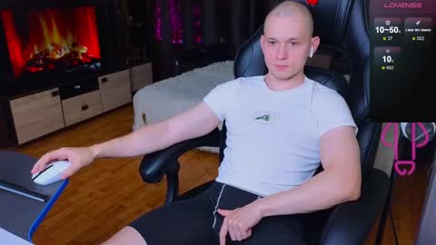 Snapshot of pistonpojizni chatting on January 3, 6:22 am STRONGBEAUTY online show from January 3, 6:22 am
