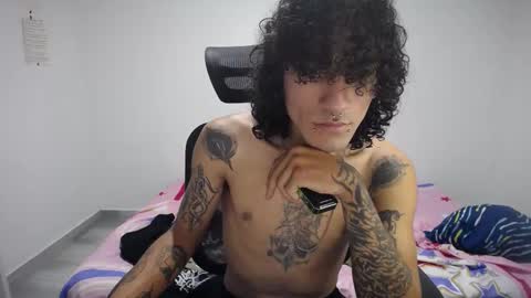 Snapshot of present_the_magic chatting on September 26, 11:46 pm Plux online show from September 26, 11:46 pm