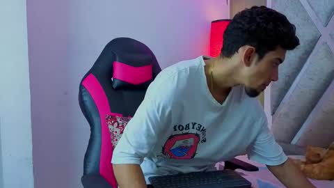 prince_arthur77 online show from February 18, 1:31 pm