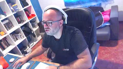 ravingr3d3 online show from June 19, 9:15 am