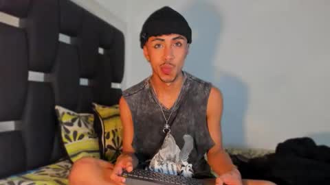 Snapshot of raydevil_ chatting on October 3, 4:39 am Rayn online show from October 3, 4:39 am