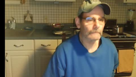 Snapshot of raylene4u2 chatting on December 14, 12:23 pm Ray online show from December 14, 12:23 pm