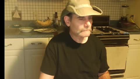 Snapshot of raylene4u2 chatting on October 22, 6:17 am Ray online show from October 22, 6:17 am