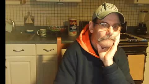 Snapshot of raylene4u2 chatting on December 25, 10:50 am Ray online show from December 25, 10:50 am