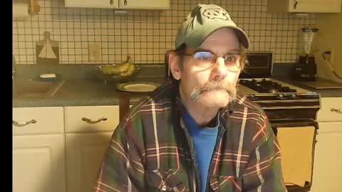 Snapshot of raylene4u2 chatting on March 9, 7:01 am Ray online show from March 9, 7:01 am