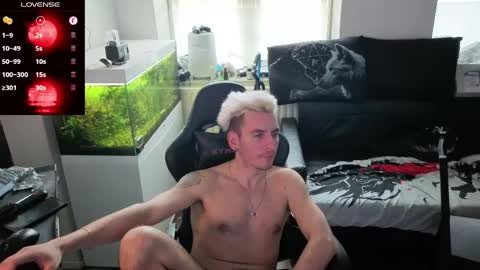 Rayzel online show from May 10, 5:58 pm