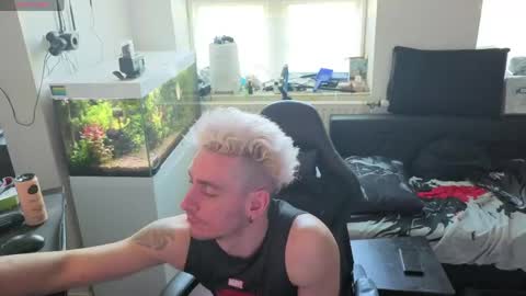 Rayzel online show from April 25, 2:36 pm