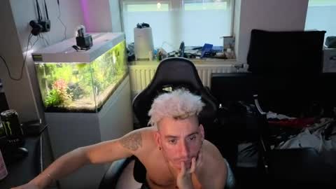 Rayzel online show from April 24, 6:43 pm