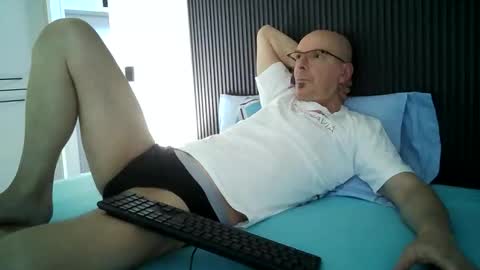 reddarkevil332 online show from April 5, 4:03 pm