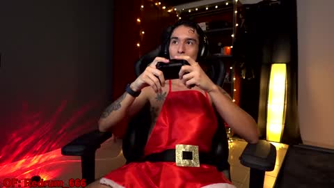 Snapshot of redrum_696 chatting on December 23, 4:12 am Red online show from December 23, 4:12 am