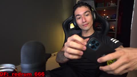 Snapshot of redrum_696 chatting on January 8, 7:03 pm Red online show from January 8, 7:03 pm