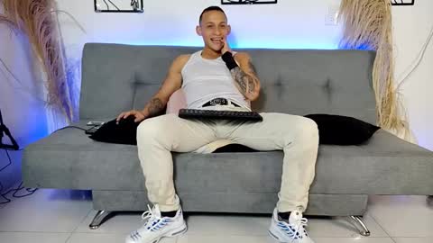 reymasterhot online show from December 4, 9:44 pm